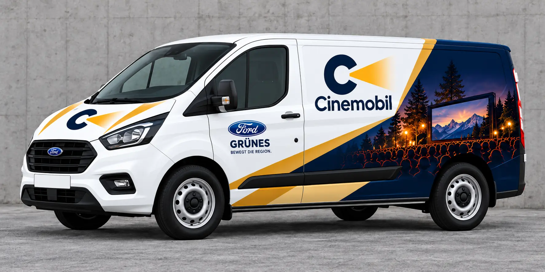 Beklebungsentwurf für einen weißen Ford-Transporter mit zwei goldenen Motorhaubenstreifen, Cinemobil-Logo, Ford-Grünes-Logo auf der Tür und Open-Air-Kino-Motiv
